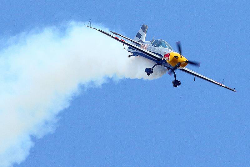 Martin Šonka - mistr světa Red Bull Air Race 2018 - akrobatické vystoupení - Den ve vzduchu Plasy 2022