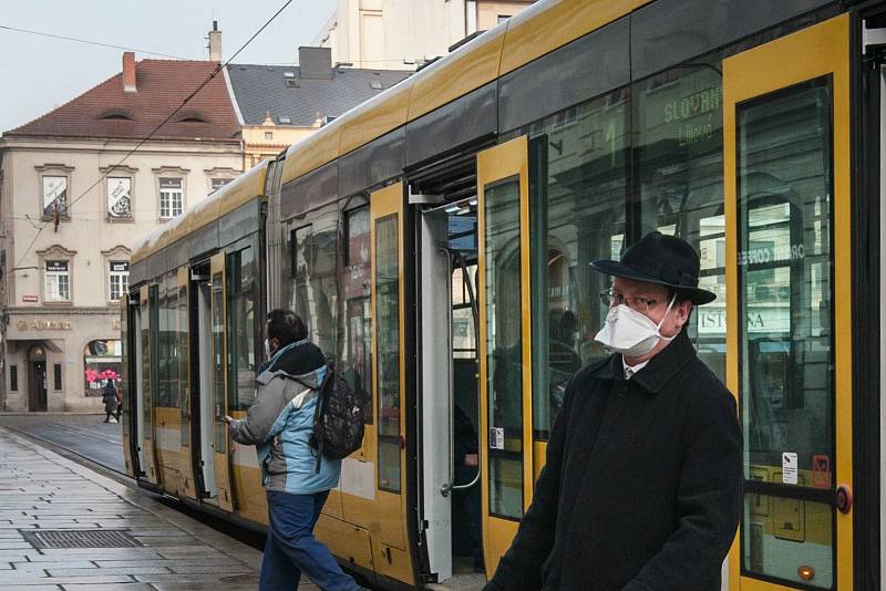 Povinné nošení respirátorů FFP2 v MHD a obchodech v centru Plzně.