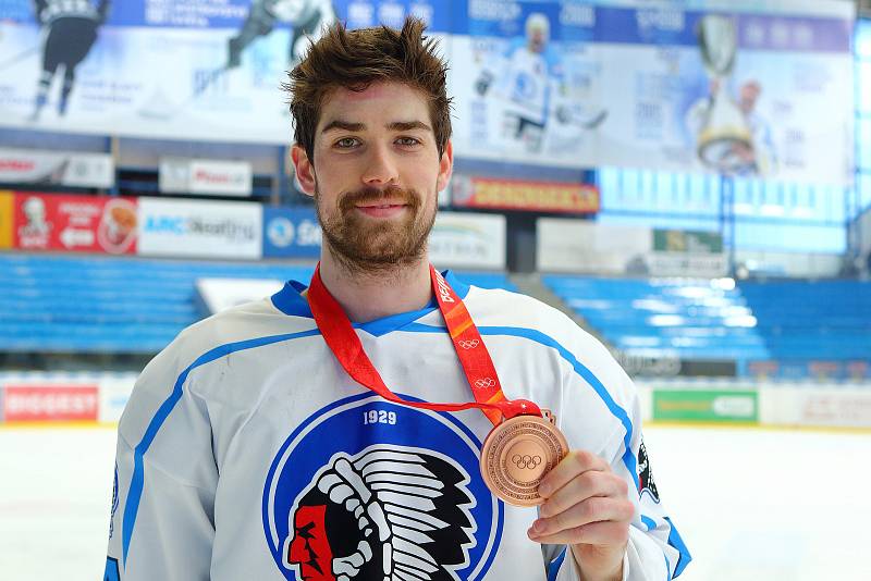 Slovenský hokejista Peter Čerešňák, bek plzeňské extraligové Škodovky, přivezl na čtvrteční trénink ukázat bronzovou medaili z Olympijských her v Pekingu.