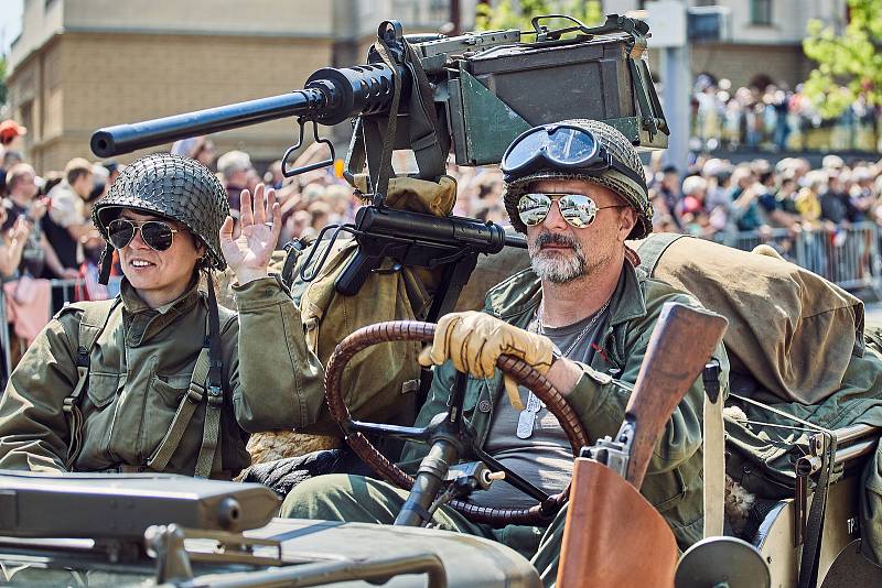 Plzeň – Konvoj svobody s více než 250 historickými vojenskými vozidly projel centrem města a zakončil letošní Slavnosti svobody. Přehlídky si zúčastnili i tři američtí a dva belgičtí účastníci osvobození v roce 1945, kterým mávaly tisíce lidí.