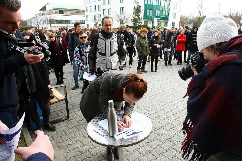 Studenti Západočeské univerzity v Plzni se ve čtvrtek zapojili do protestu #VyjdiVen.