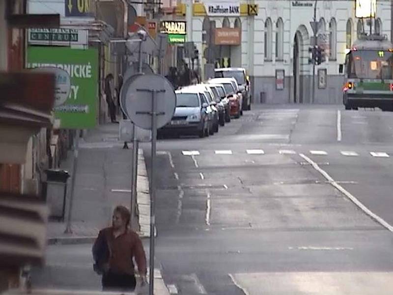 Záběr kamerového systému z Tylovy ulice v Plzni z 25. dubna. Pokud poznáváte muže, který je na záznamu zachycen, informujte policii