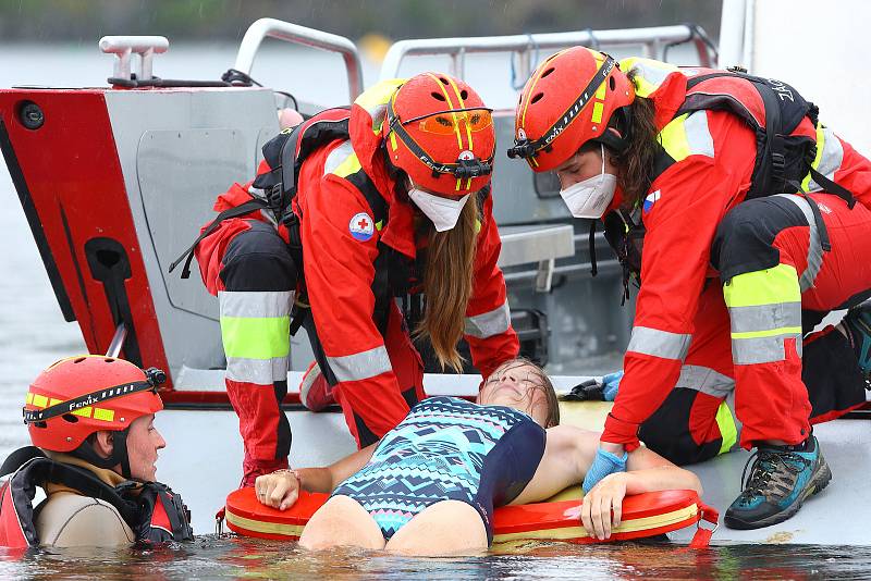 00 - Vodní záchranná služba ČČK Plzeň slouží v letních měsících na Hracholuské přehradě v nepřetržitém provozu. Záchranáři se zde střídají v týdenních turnusech. Ve službě jich je vždy minimálně 5.