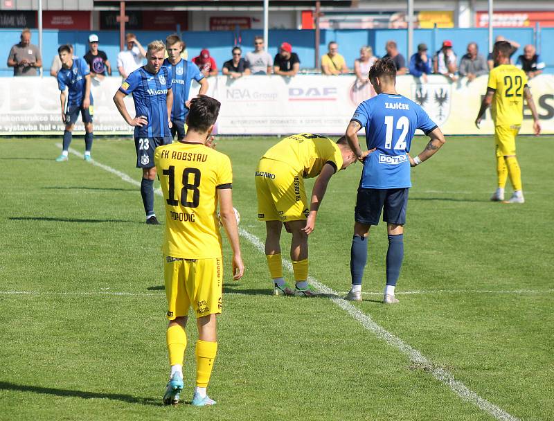 Fotbalisté FK ROBSTAV Přeštice (na snímku hráči ve žlutých dresech z podzimního utkání proti Domažlicím).