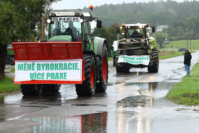 Třináct traktorů a zemědělských strojů vyjelo ve čtvrtek dopoledne v Třemošné na severním Plzeňsku na protestní jízdu obcí. Účastníci chtěli vyjádřit nespokojenost s nastavením dotačních pravidel v zemědělství a současnou nepříznivou energetickou situací.