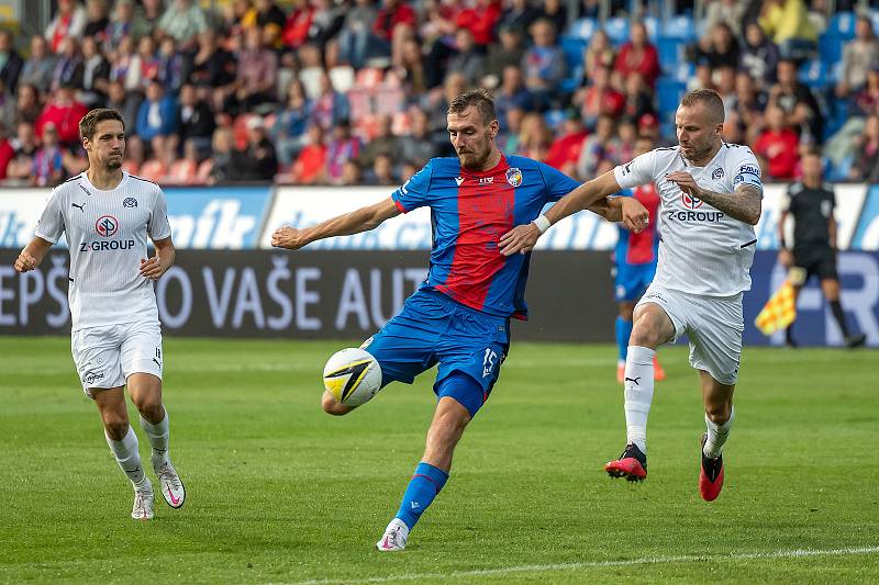 Plzeňský útočník Tomáš Chorý při domácím zápase se Slováckem uniká stoperovi Michalu Kadlecovi.