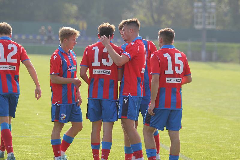 Fotbalisté FC Viktoria Plzeň B (na archivním snímku fotbalisté v červenomodrých dresech) vyhráli v Českých Budějovicích s béčkem SK Dynamo 3:0 a vyšvihli se na první místo ČFL.