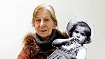 Tento snímek popisuje Wolftraud de Concini slovy: „A to jsem já: Dvojportrét, na kterém sama sebe držím v náručí. Dnes v Itálii a před 73 lety v Čechách jako trucovitá dvouletá holčička, na fotografii z léta 1942.