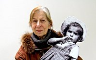 Tento snímek popisuje Wolftraud de Concini slovy: „A to jsem já: Dvojportrét, na kterém sama sebe držím v náručí. Dnes v Itálii a před 73 lety v Čechách jako trucovitá dvouletá holčička, na fotografii z léta 1942.