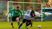 15. kolo I. A třídy: SK Smíchov Plzeň - FC Rokycany B (na snímku fotbalisté v zelených dresech) 4:2 (2:0).