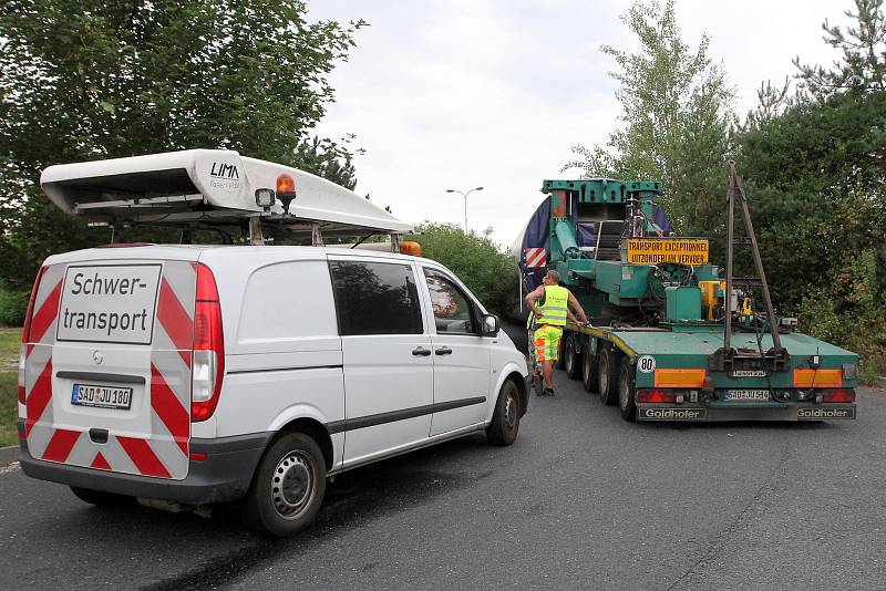 Souprava s nadměrným nákladem, údajně vezoucí komponenty pro větrné elektrárny, byla odstavena v důsledku poruchy na vozidle na odpočívadle za čerpací stanicí na 111 km dálnice D5 z Plzně na Rozvadov.