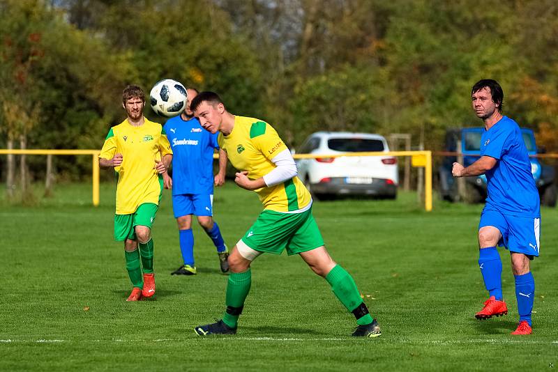 Na jihu Plzeňska podlehly Lužany (na snímku ve žlutých dresech) Dvorci vysoko 0:6 (v modrém).