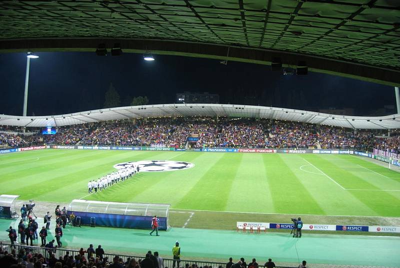 Zahájení zápasu na stadionu v Mariboru