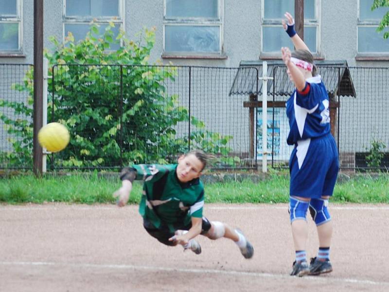 Nejvíce branek v závěrečném víkendovém dvoukole vsítila v dresu Tymákova Ivana Švarcová. Na snímku z utkání se Studénkou zaznamenává jeden ze svých šesti gólů