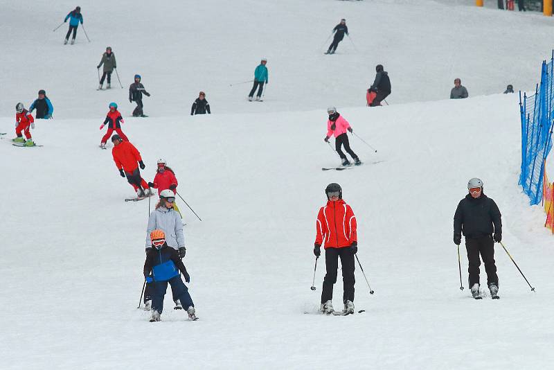 Klínovec na Karlovarsku je největší lyžařský areál na západě Čech. V okolí hory vysoké 1244 metrů se nachází přes 30 km sjezdovek. Lyžování si tady užilo o jarních prázdninách i mnoho Plzeňanů. Sněhu je i přes teplejší počasí v posledních dnech dostatek.