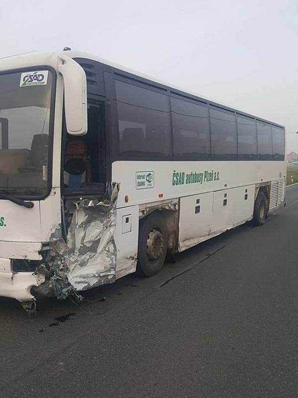 Nehoda osobního auta a autobusu u Chotěšova