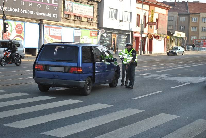 Při odpolední nehodě na křižovatce ulic Skrétova a Klatovská byl sražen muž, kterého odvezli záchranáři do nemocnice