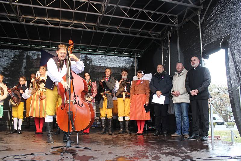 V Plzni vysadily folklorní soubory spolu s vedením města Lípu republiky. Slavnostní akt byl zahájen na pódiu na náměstí Republiky lidovou písní „Ach synku, synku“, o níž se traduje, že byla nejoblíbenější písní prvního prezidenta T. G. Masaryka.