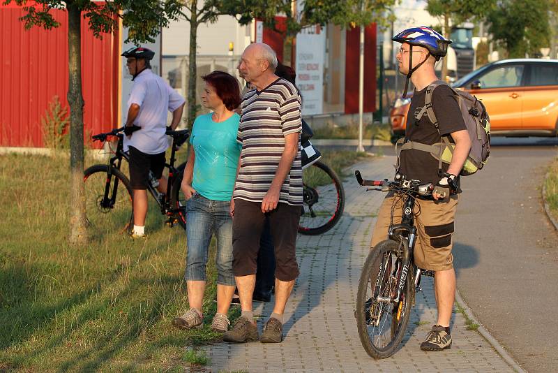 Vyšetřování nehody čtyřmístného vrtulníku Robinson, který se zřítil na nevyužívanou výrobní halu v plzeňské čtvrti Nová Hospoda poblíž Domažlické ulice.