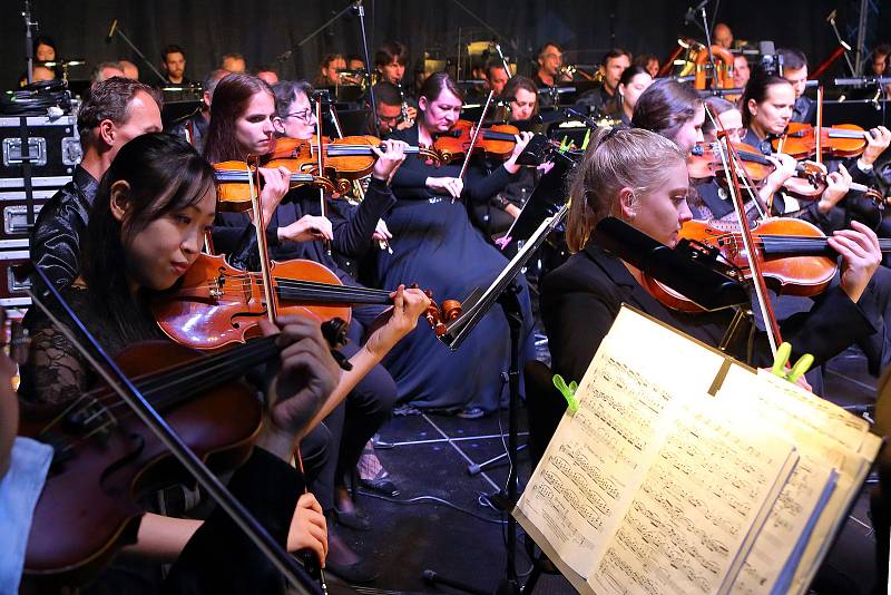 Plzeňská filharmonie přednesla pod širým nebem v rámci Festivalu Na ulici nejslavnější filmové melodie jako například Pán prstenů, Star Wars, Harry Potter nebo Les Miserables. Orchestr řídil šéfdirigent Chuhei Iwasaki.