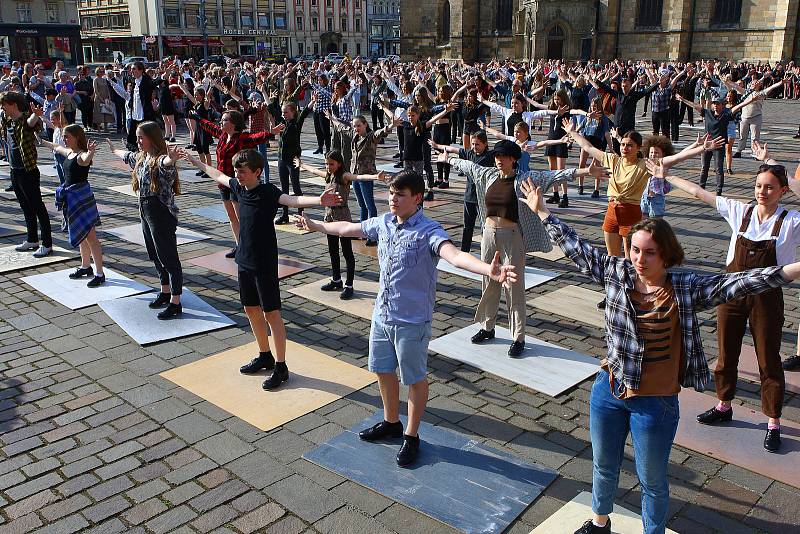 Plzeňský festival stepu zahájila více než stovka stepařů společnou choreografií za doprovodu čtyř pěveckých sborů na náměstí Republiky.