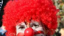 Lidé z cirkusu čekají na start silvestrovského běhu, který se ve čtvrtek uskutečnil ve Spáleném Poříčí.