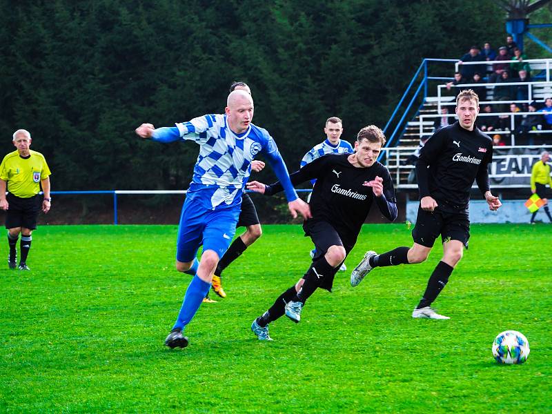 14. kolo krajského přeboru: FK Okula Nýrsko (na snímku hráči v modrobílých dresech) - TJ Zruč 4:0.