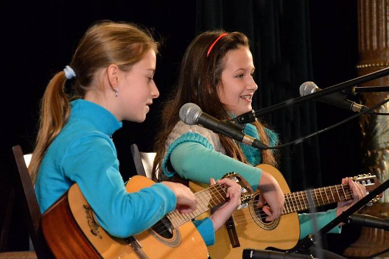 Duo Klára-Bára mělo premiéru, poprvé na soutěži, poprvé na pódiu a poprvé zpívají na mikrofon. Ostudu si určitě neudělaly