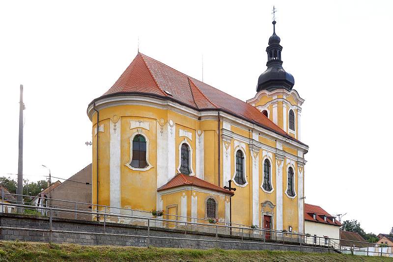 Mezinárodní skupina dobrovolníků pomáhá v Kozolupech s údržbou kostela sv. Štěpána a revitalizací sadu v rámci tzv. workcampu. Čistí sochy, myjí dlaždice, natírají trámy, brousí lavice. Pomoc dobrovolníků přivítali v Kozolupech už podruhé.