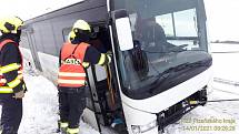 Autobus se vyhýbal protijedoucímu autu a spadl do příkopu