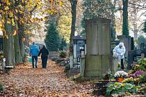 Přípravy na Dušičky v Plzni, lidé začínají najíždět na hřbitovy.