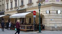 Obsluha restaurace musí ode dneška kontrolovat u svých hostů bezinfekčnost. Prokázat ji mohou potvrzením o očkování nebo negativním testu. Snímky jsou z plzeňské restaurace Plzeňka v Riegrově ulici v Plzni.