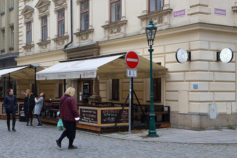 Obsluha restaurace musí ode dneška kontrolovat u svých hostů bezinfekčnost. Prokázat ji mohou potvrzením o očkování nebo negativním testu. Snímky jsou z plzeňské restaurace Plzeňka v Riegrově ulici v Plzni.