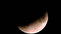 V noci z úterý na středu nastalo částečné zatmění Měsíce. Pozorovat se dalo například v Techmanii v Plzni.