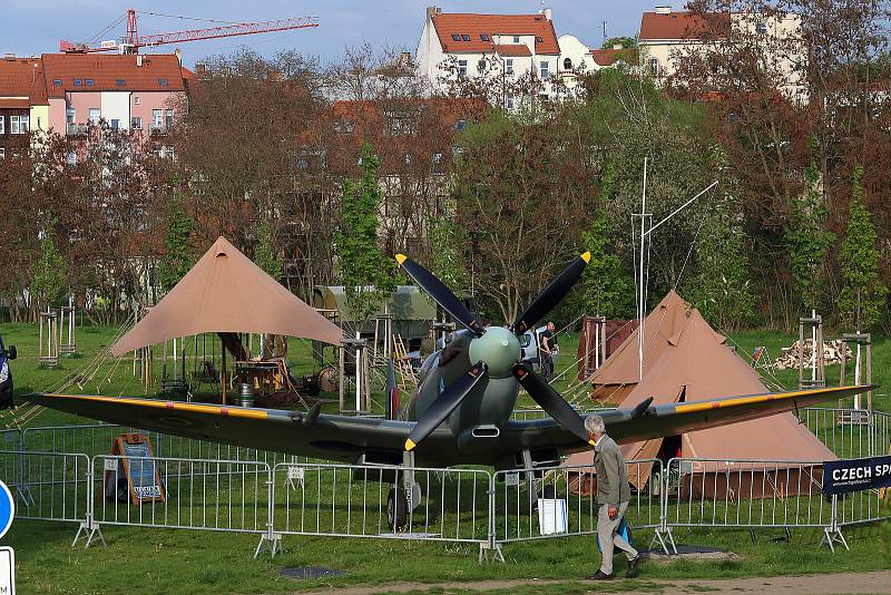 Slavnosti Svobody v Plzni – dobové vojenské kempy a ležení US Army. Ukázka výstroje a výzbroje, historická vojenská technika, tank Sherman, legendární Jeepy a Dodge nebo třeba stíhačka Spitfire v barvách 312. československé stíhací perutě RAF.