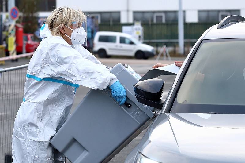 Lidé v karanténě nebo izolaci mohou v Plzni odvolit na volebním místě v Depu 2015 v Cukrovarské ulici. Drive-in stanoviště je otevřeno do dnešní 17. hodiny a voliči vše vyřídí bez vystupování přímo ze svého auta.