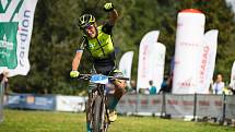 Filip Rydval projíždí vítězně cílem Plzeňské MTB 50 Kooperativy.