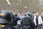 V areálu letiště v Líních nacvičovali těžkooděnci zásah proti demonstrantům i squaterům