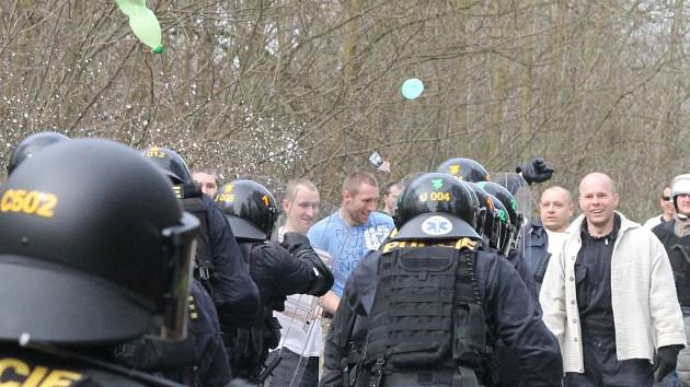 V areálu letiště v Líních nacvičovali těžkooděnci zásah proti demonstrantům i squaterům