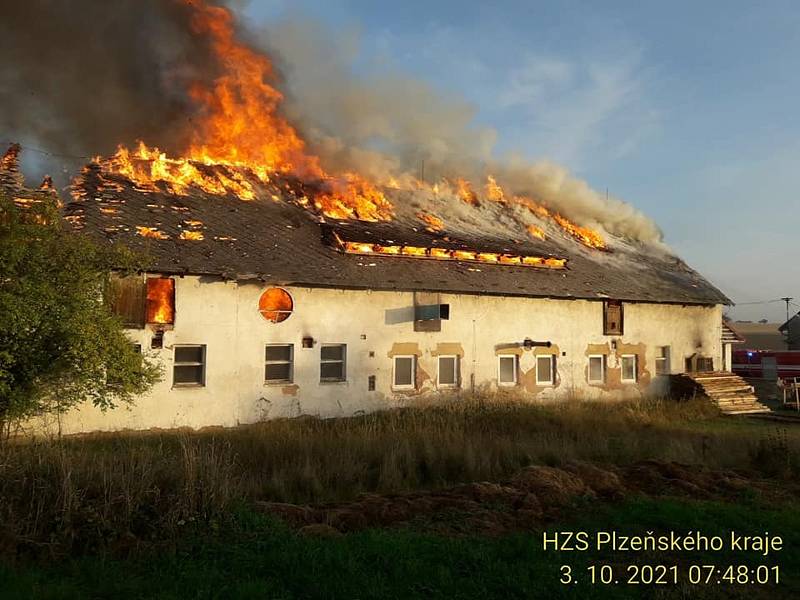 Požár statku v Lipně na severním Plzeňsku, 3. 10. 2021.