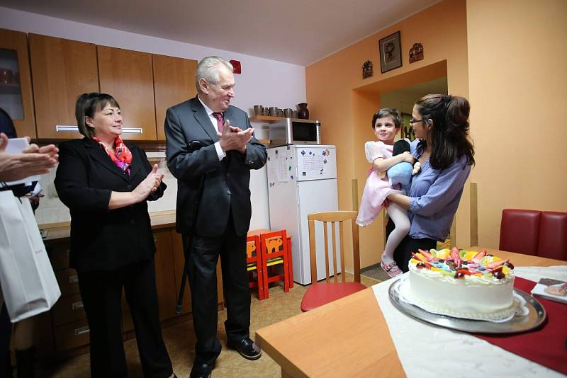Prezidentský pár na návštěvě dětského domova v Plané