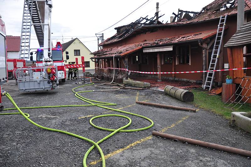 Oblíbenou restauraci Angusfarm v Soběsukách u Nepomuku zničil požár.