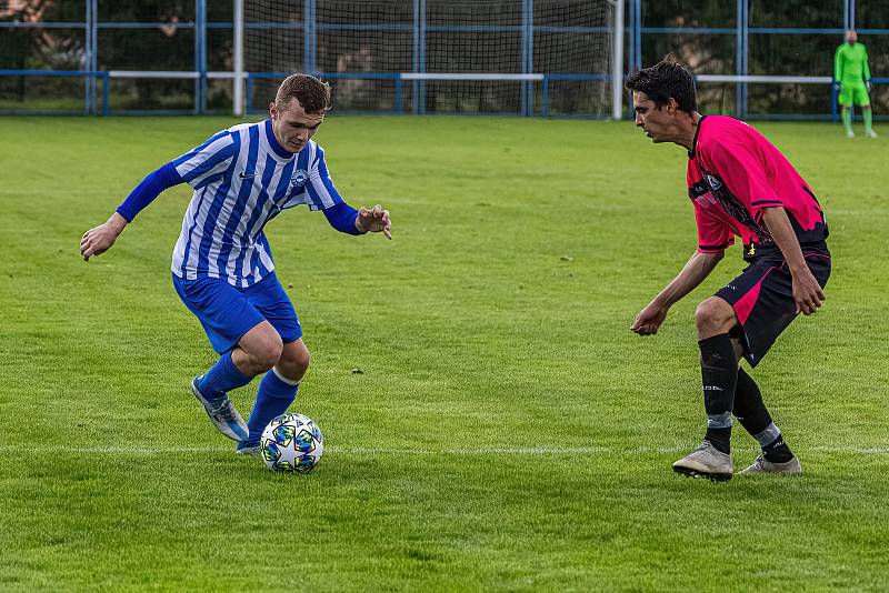 Fotbalisté FK Okula Nýrsko (na archivním snímku hráči v modrobílých dresech) jedou do Chlumčan, Nepomuk (růžové dresy) čeká konfrontace s Chrástem u Plzně.