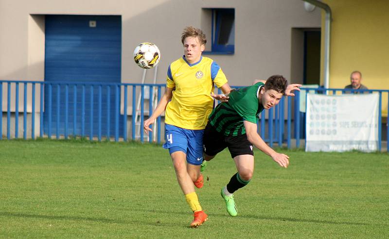 13. kolo FORTUNA divize A: SK SENCO Doubravka (na snímku fotbalisté ve žlutých dresech) - FC Rokycany 4:0 (3:0).