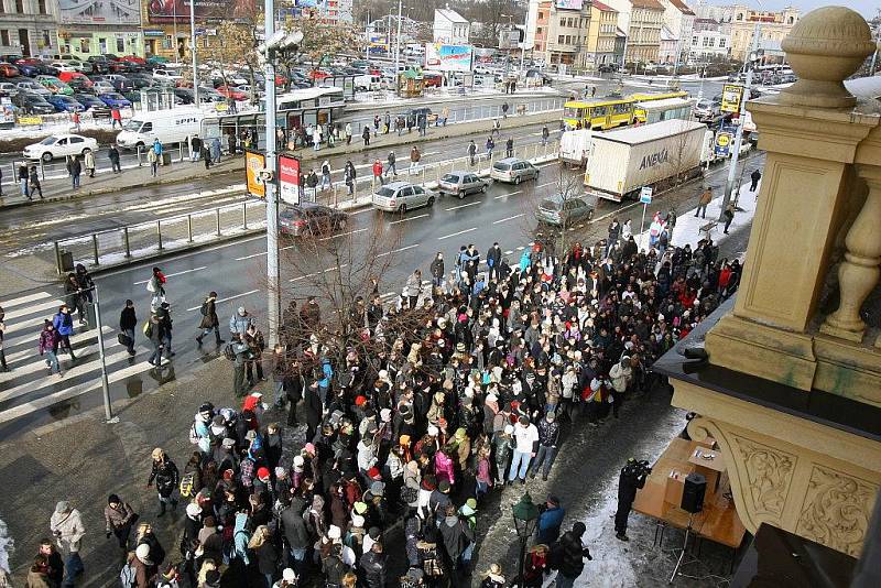 Demonstrace studentů práv v sadech Pětatřicátníků před budovou fakulty