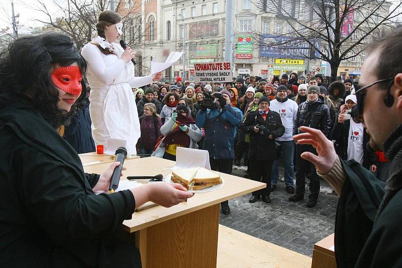 Demonstrace studentů práv v sadech Pětatřicátníků před budovou fakulty