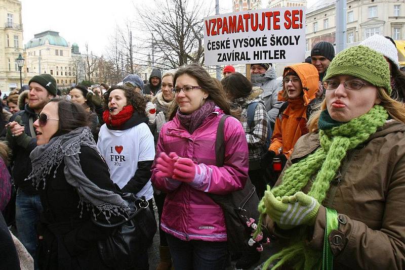 Demonstrace studentů práv v sadech Pětatřicátníků před budovou fakulty