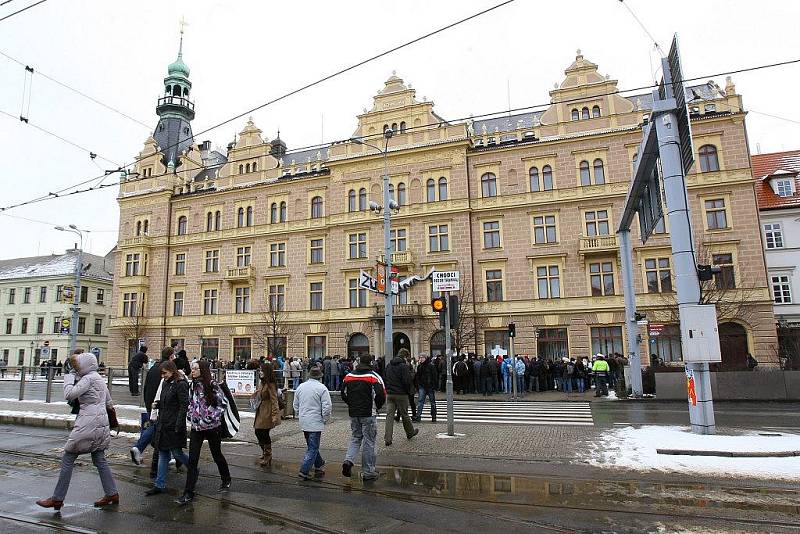 Demonstrace studentů práv v sadech Pětatřicátníků před budovou fakulty