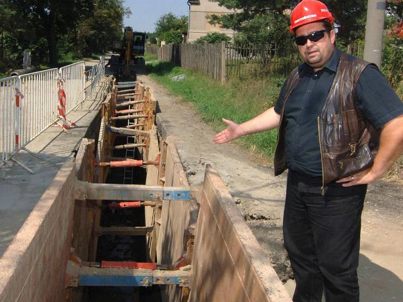 Stavbyvedoucí Josef Hluchý ukazuje část kanalizace, která vzniká v Plzni na Valše.   Větší polovina stavby už je hotová, celý projekt má být ukončen v polovině příštího roku