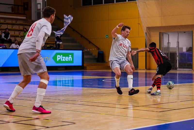 Interobal Plzeň (tmavé dresy) - Spartak Perštejn 6:4, 20. března 2023.